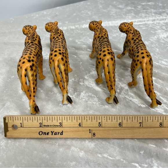 Set of 7 toy figures 1 orangutan 2 giant anteaters 4 cheetahs - Picture 9 of 16